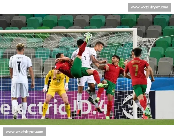 宽萨捧起欧青赛冠军奖杯！红军生涯完美谢幕