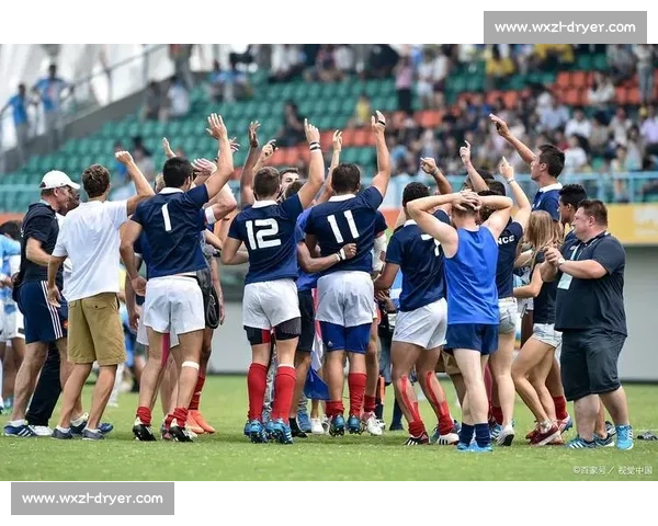 绝杀时刻引爆全场！球迷疯狂追逐英雄球员